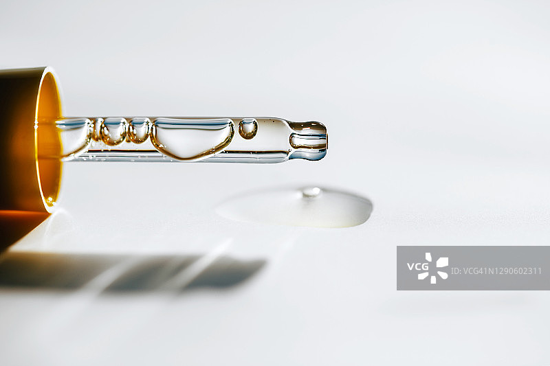 滴在精油上的移液器。年度流行自我护理程序图片素材