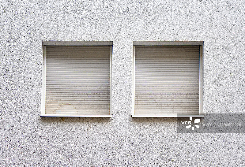 两扇带有封闭百叶窗的窗户图片素材