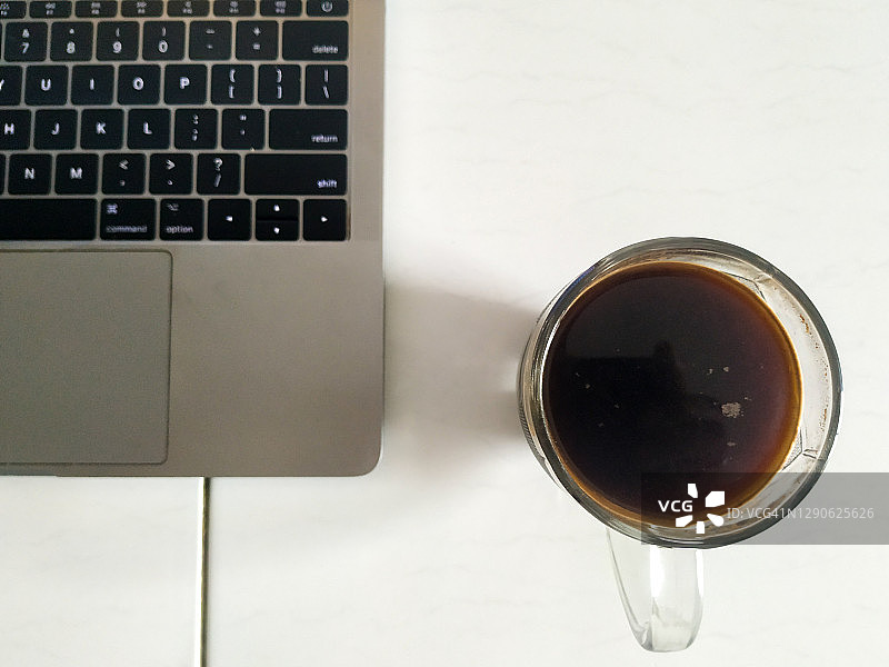 一杯黑咖啡和一台笔记本电脑图片素材