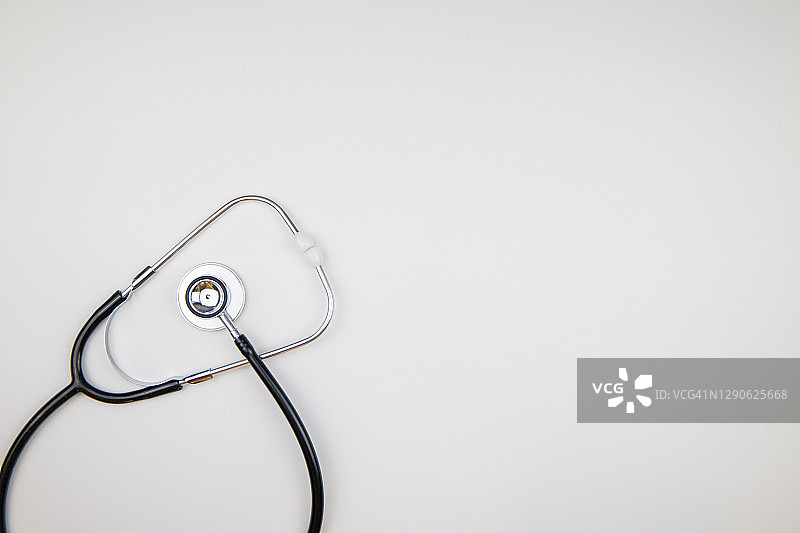 白色背景上的黑色听诊器图片素材