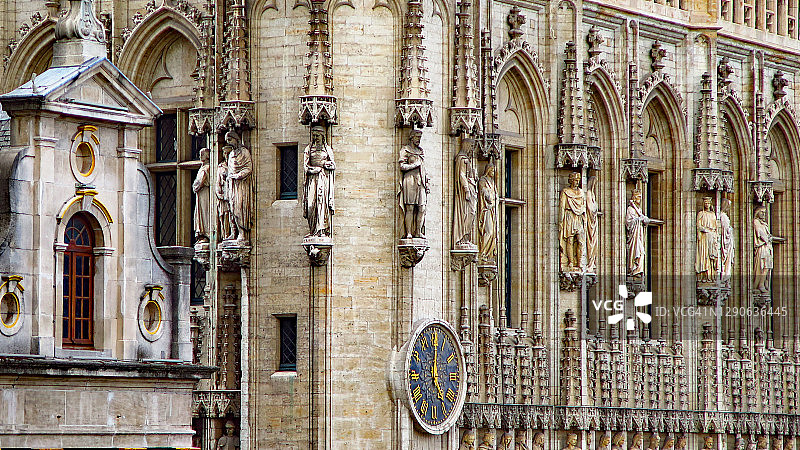 布鲁塞尔市政厅和房屋的建筑特写图片素材