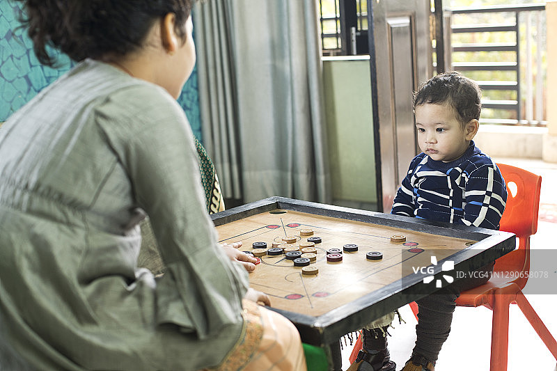姐弟在家玩卡罗姆图片素材