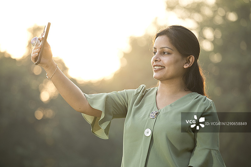 在公园自拍的女人图片素材