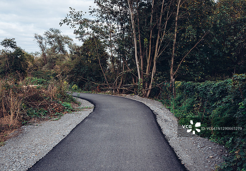新建柏油路，穿过自然风光图片素材