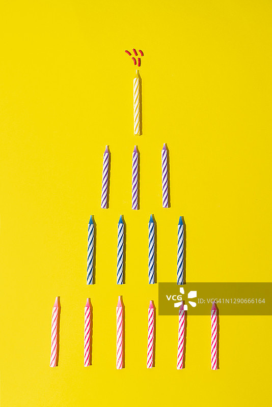 黄色背景上的挞状生日蛋糕蜡烛图片素材