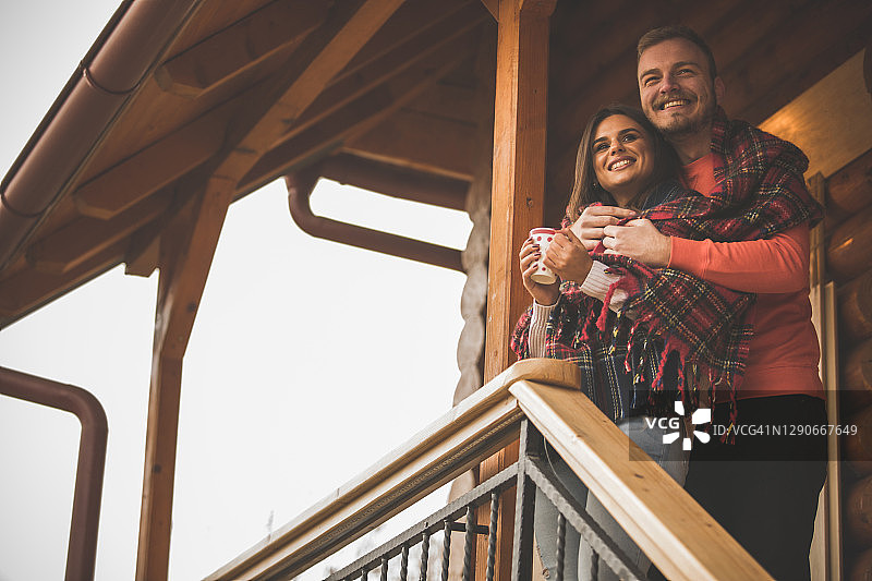 黑色水泥背景上肉叉上的五分熟烤牛排切片，木制砧板，顶部视图图片素材