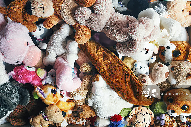 地板上堆放着一大堆柔软的彩色玩具图片素材