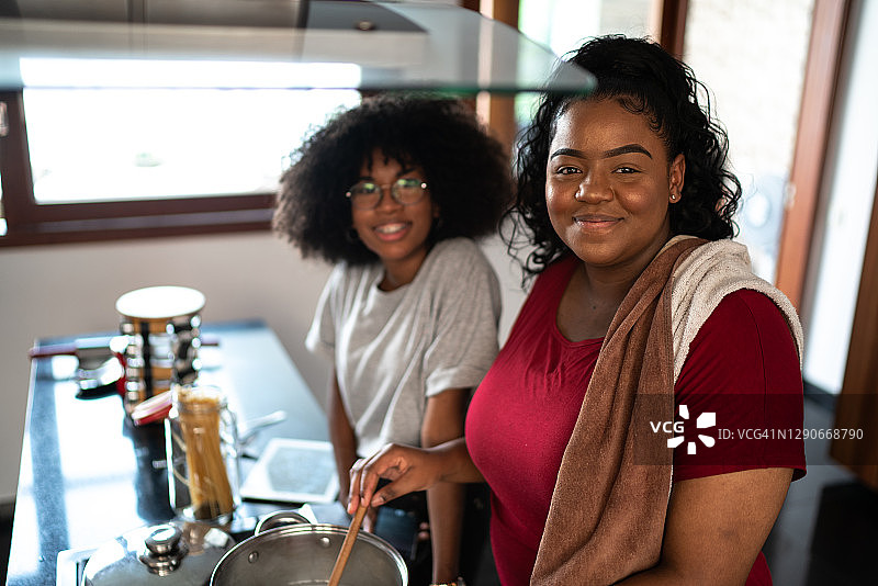 姐妹在家一起做饭的肖像图片素材