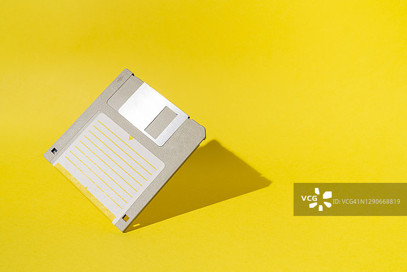 黄色背景上的软盘图片素材