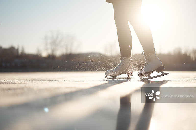 女人在冰上滑冰的特写图片素材