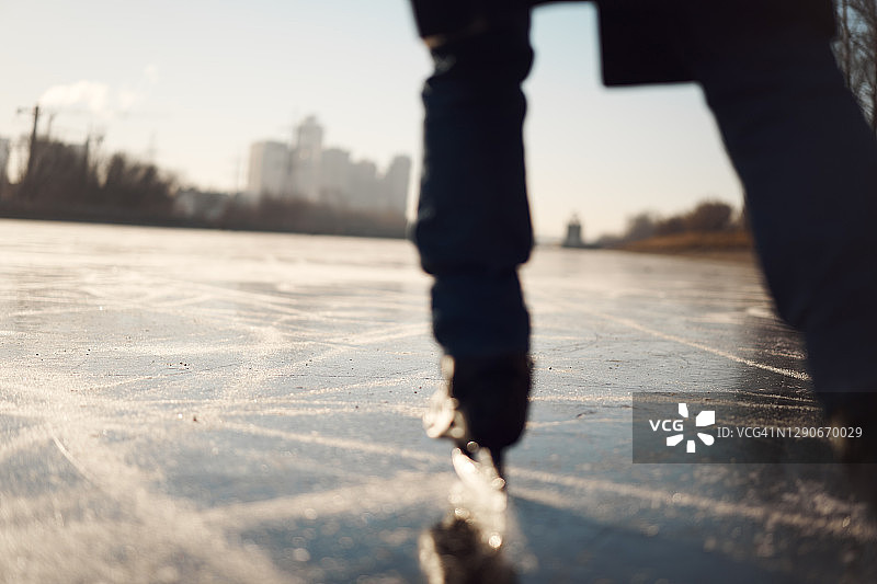 男子滑冰特写图片素材