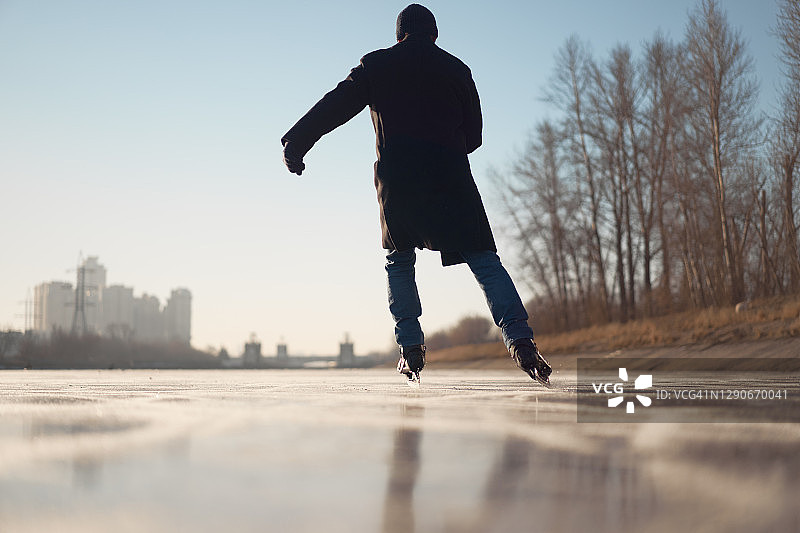 在天然冰面上滑冰的男子图片素材