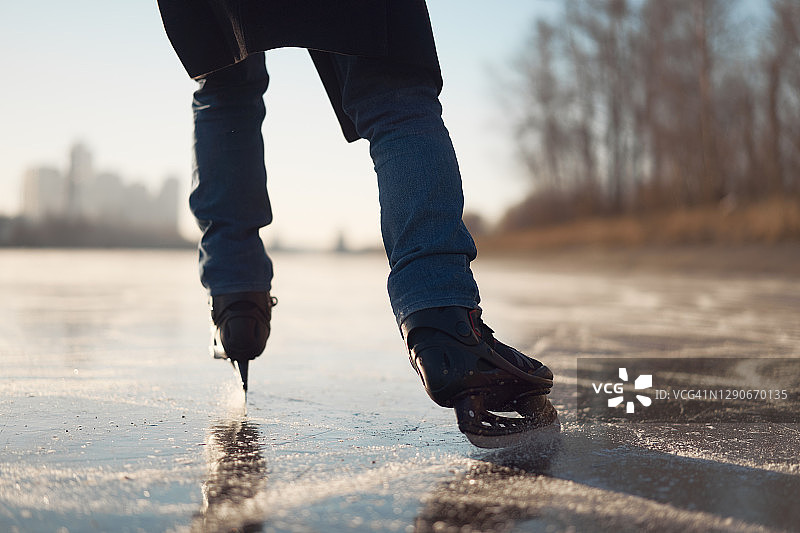 女人在冰上滑冰的特写图片素材
