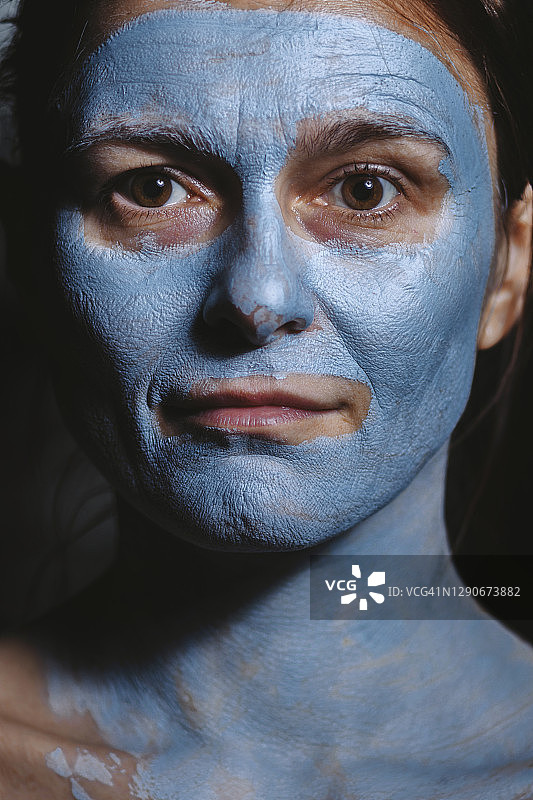 敷着蓝色面膜的女人脸图片素材