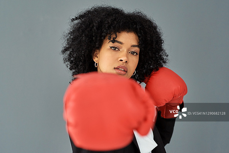 真正的女王不戴皇冠，她们佩戴勇气图片素材