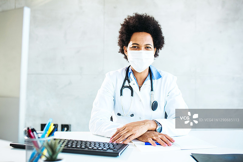 对着镜头讲话的女医生肖像图片素材