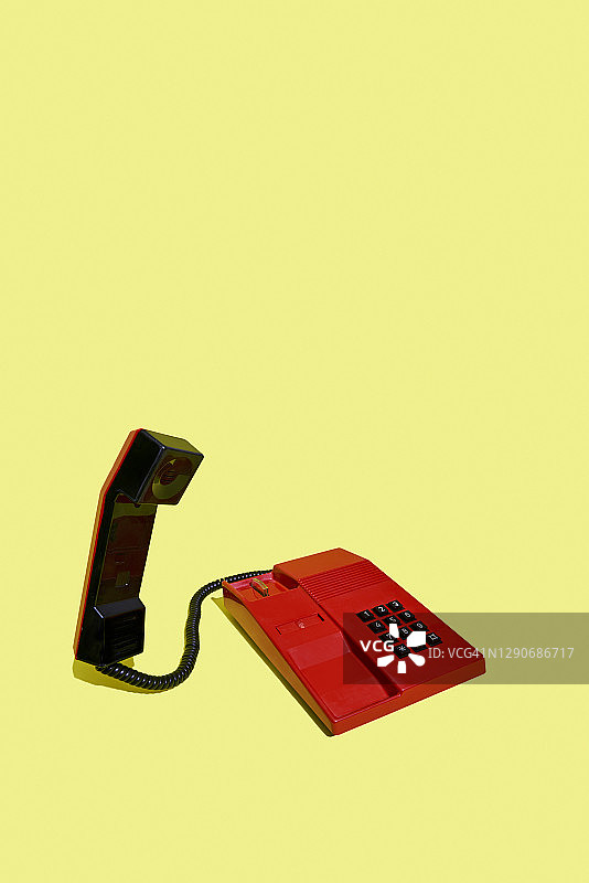 黄色背景上的红色电话图片素材