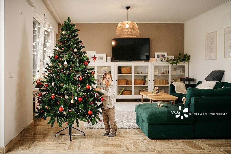 小孩子装饰圣诞树图片素材