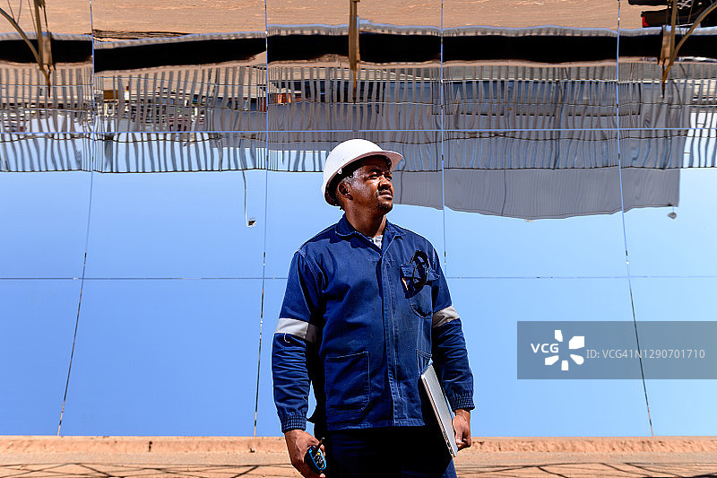 抛物槽式集热器前的太阳能发电厂图片素材