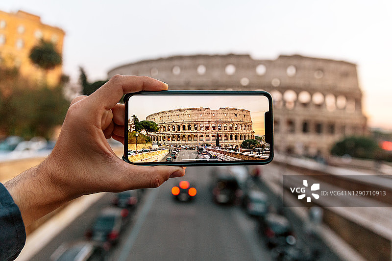 游客在意大利罗马用智能手机拍摄罗马斗兽场图片素材
