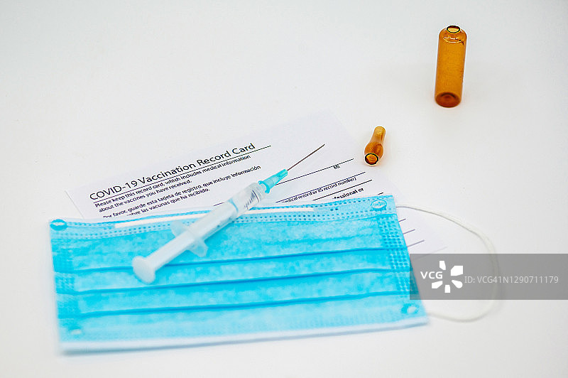 疫苗注射器和免疫证明图片素材