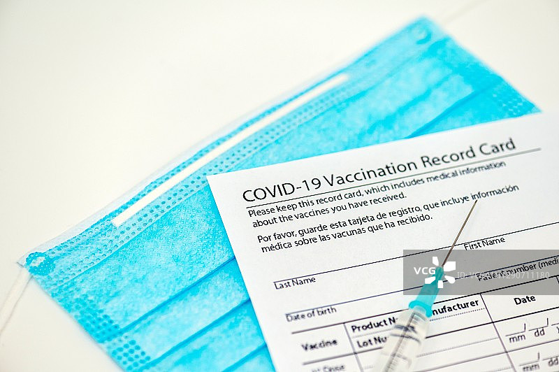 免疫证明和疫苗注射器与防护口罩图片素材