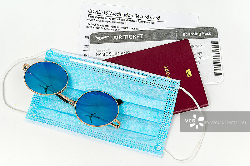 太阳镜和面部防护口罩在护照和登机牌上图片素材