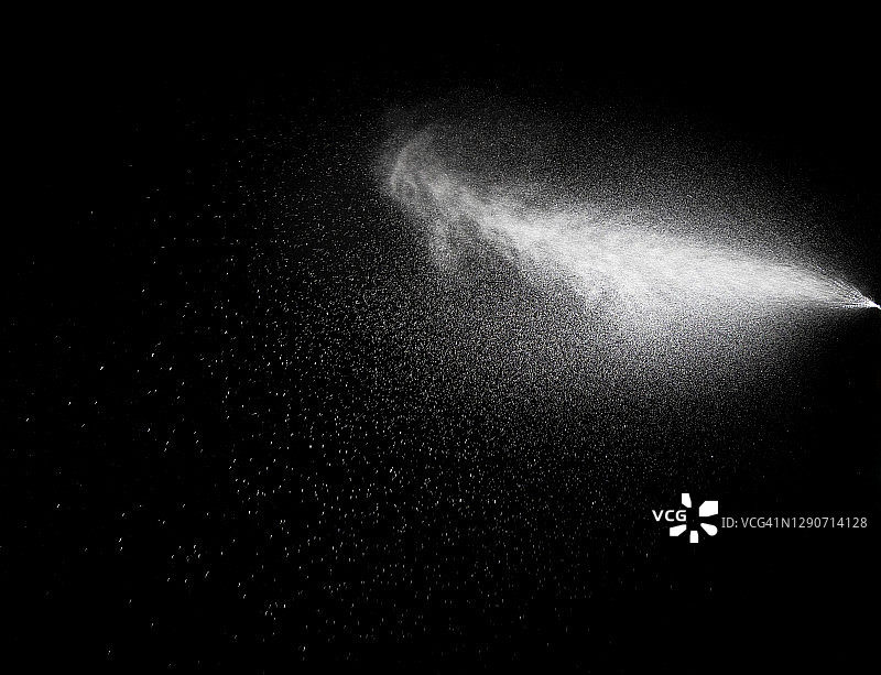 黑色背景上白色水压喷射水滴纹理特写图片素材