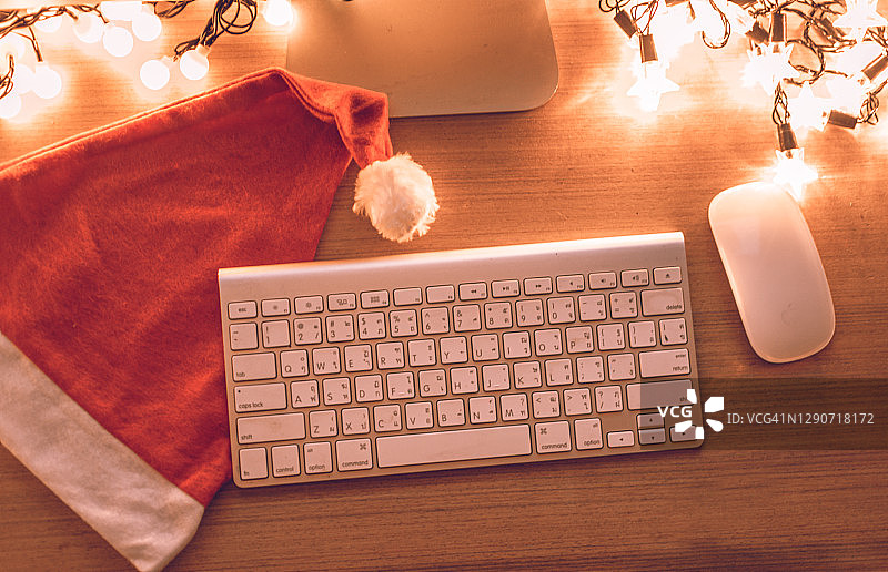 圣诞帽和电脑俯视图图片素材