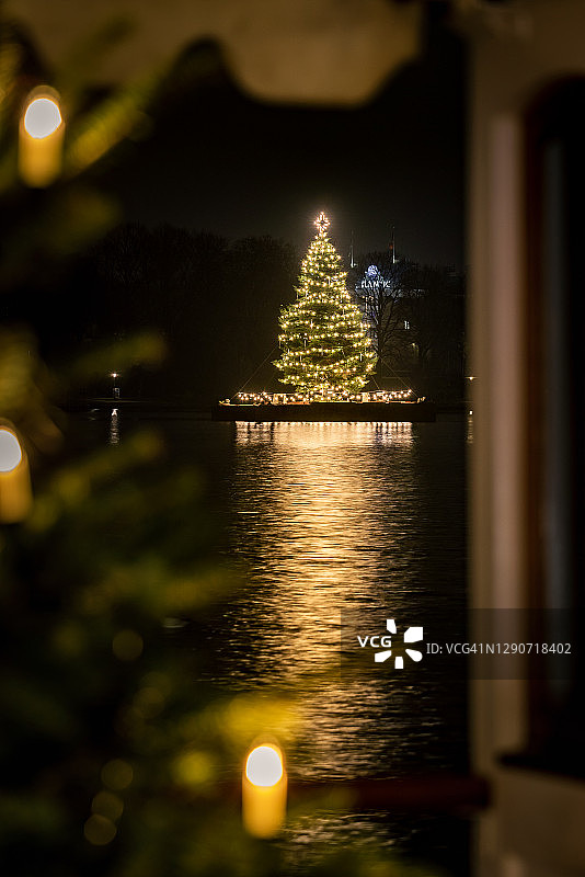 德国汉堡阿尔斯特湖上的圣诞树图片素材
