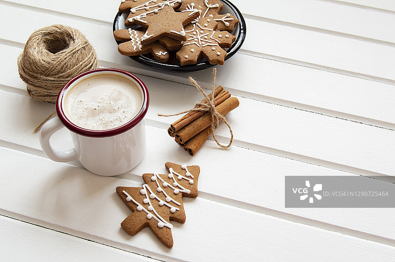 圣诞咖啡和姜饼饼干图片素材