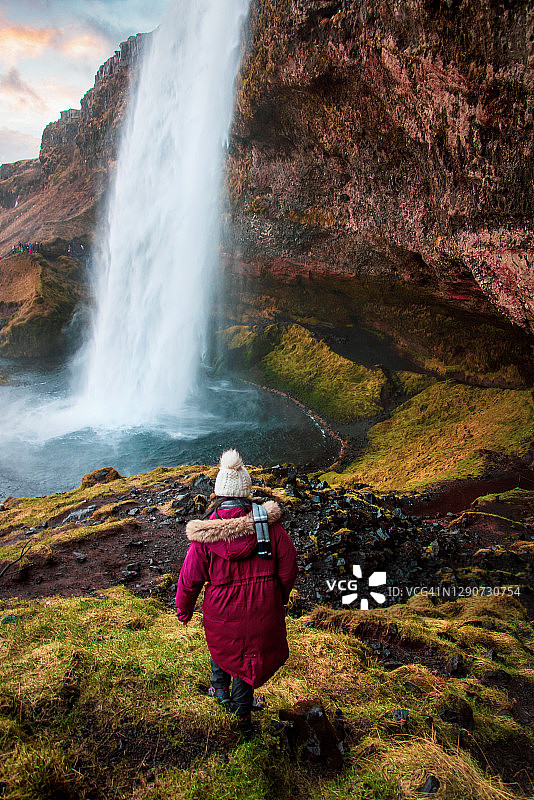 女人在冰岛参观瀑布图片素材