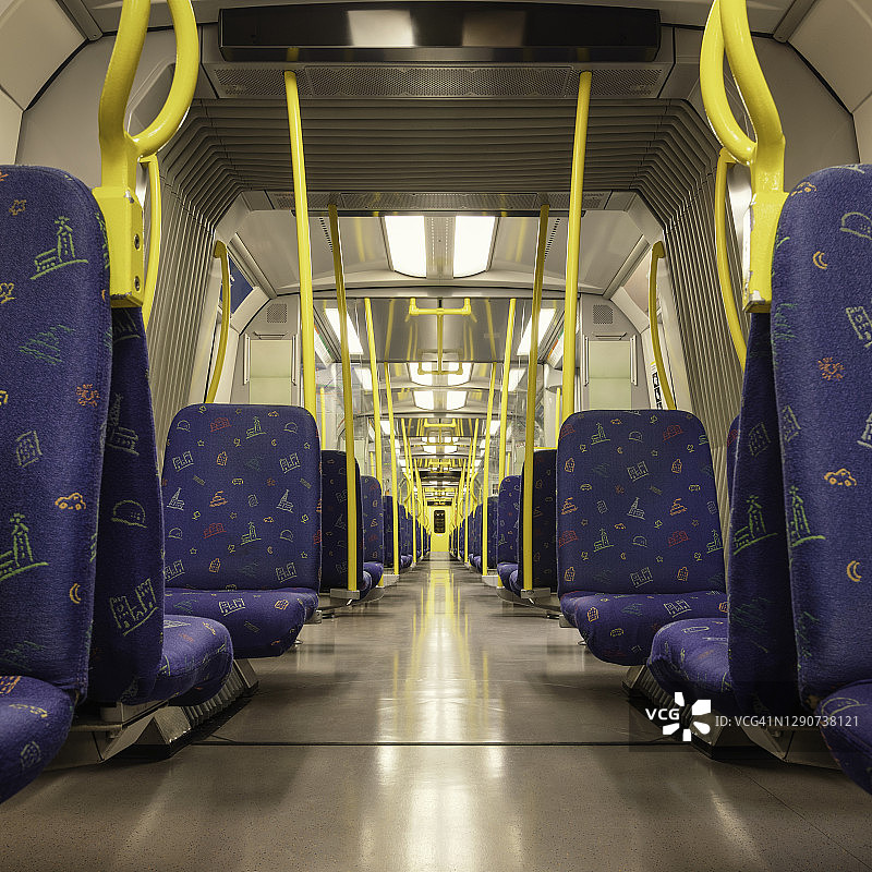 空旷的地铁列车内部图片素材