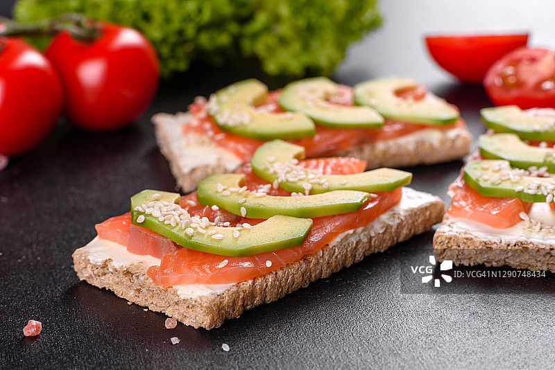 搭配红鱼、黄油、面包和牛油果的美味新鲜三明治图片素材