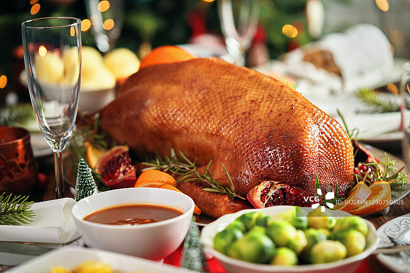 传统圣诞烤鸭节日晚餐图片素材