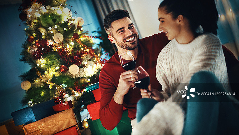 年轻夫妇在隔离期间在家中度过圣诞节图片素材