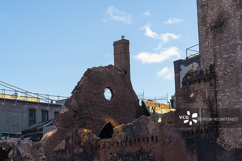 东村大火摧毁历史悠久的学院教堂图片素材