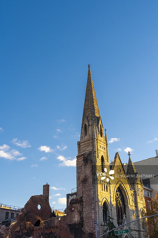 东村大火摧毁历史悠久的学院教堂图片素材