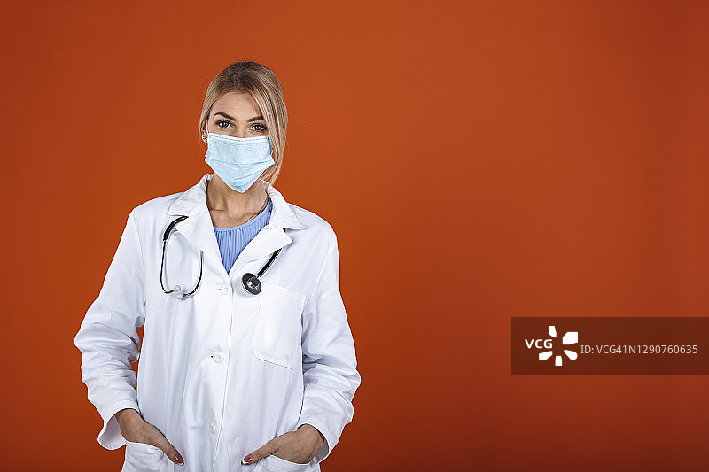 医院红墙前的女医生肖像图片素材