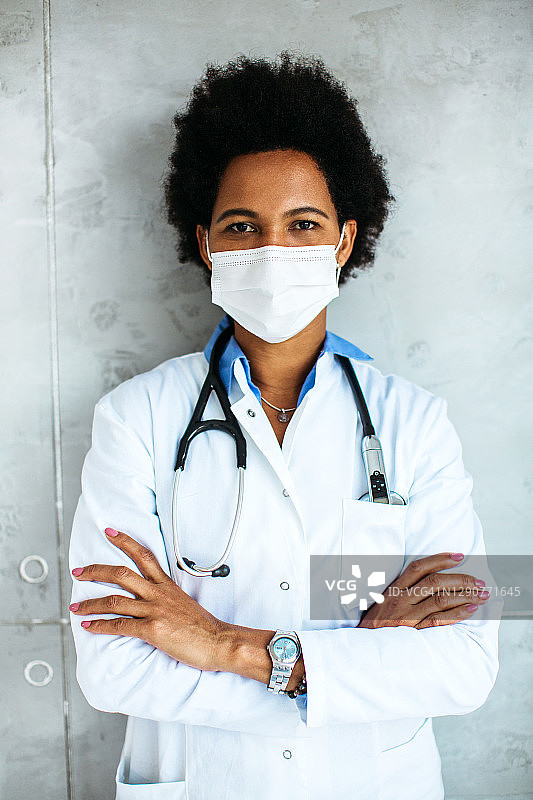 抱臂站立的女医生肖像图片素材