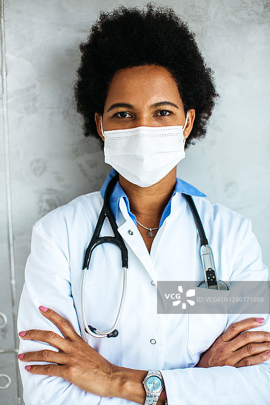 站立的女医生肖像图片素材