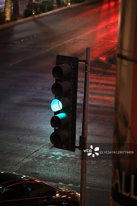 市中心交通信号灯图片素材