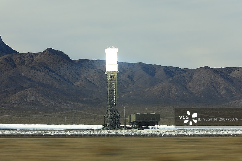 沙漠中的太阳能热发电塔图片素材