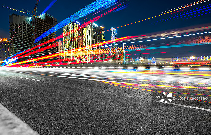 广州的城市高速公路和建筑上的交通信号灯光轨，中国广东省图片素材