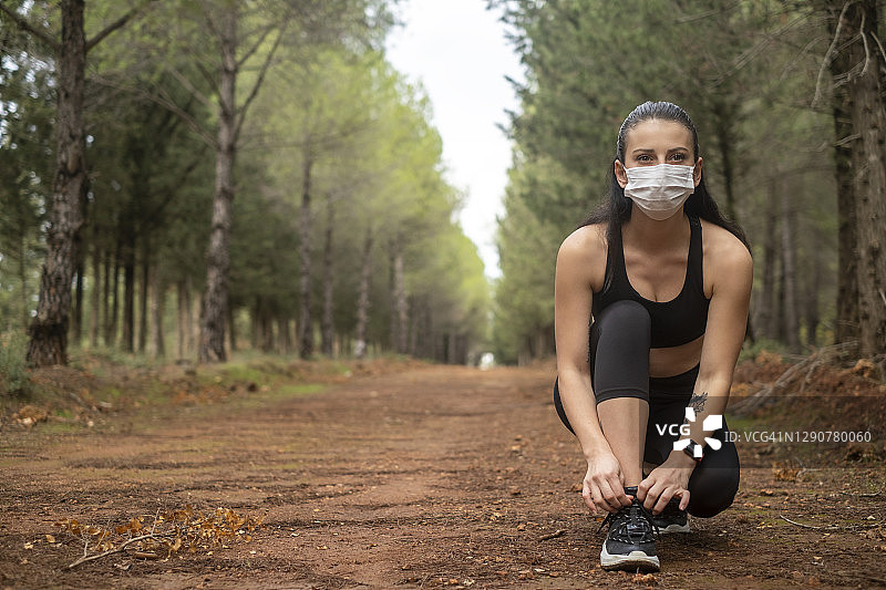 在新冠疫情期间户外锻炼的女人图片素材