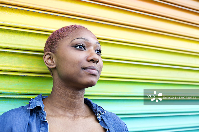 自信的青少年肖像，背景是彩色墙图片素材