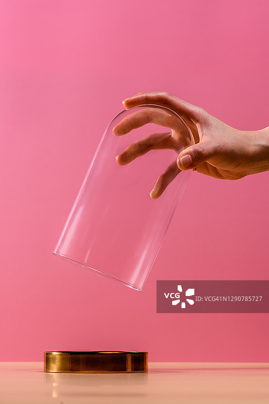 手持玻璃罩图片素材