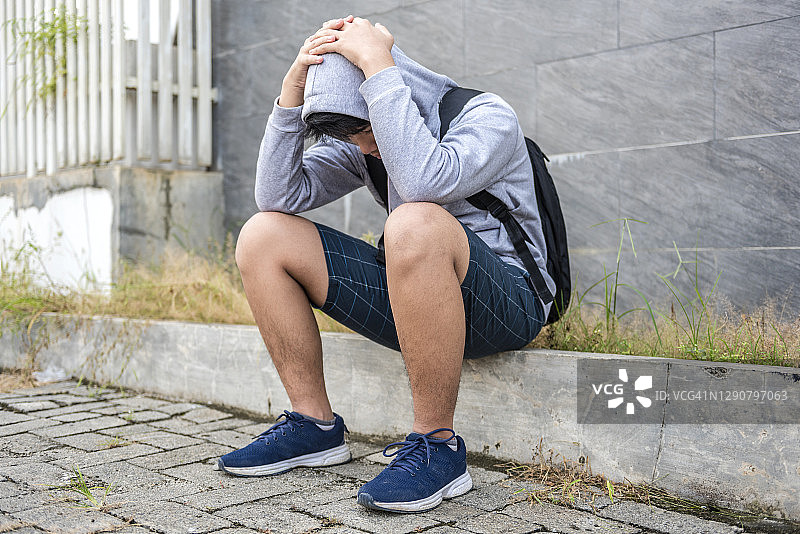 少年悲伤地坐着图片素材