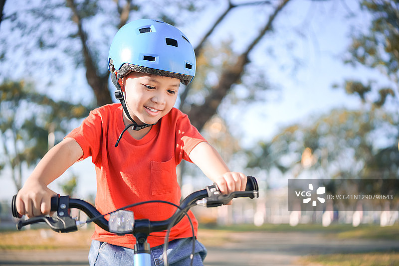 小孩在公园里骑自行车图片素材