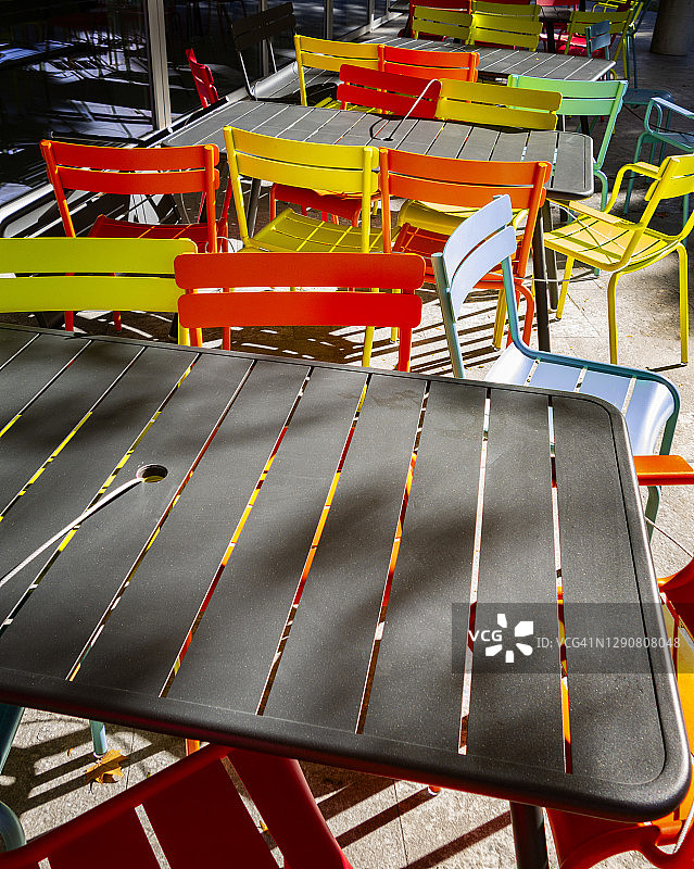 锁定的彩色桌椅图片素材